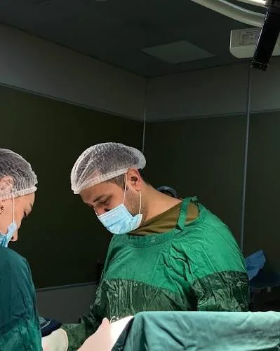 Dr. Emin Haqverdiyev əməliyyat otağında